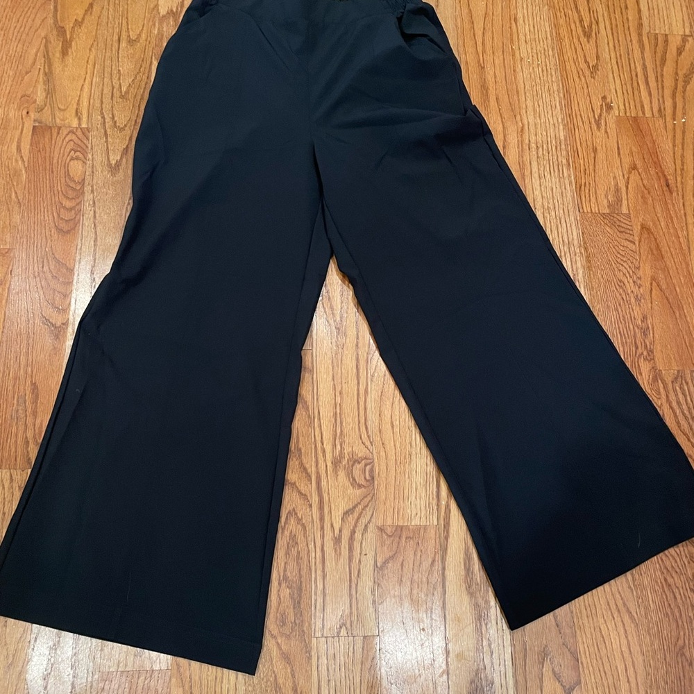 Women's Fabletics Black Wide-Leg Pant-Short